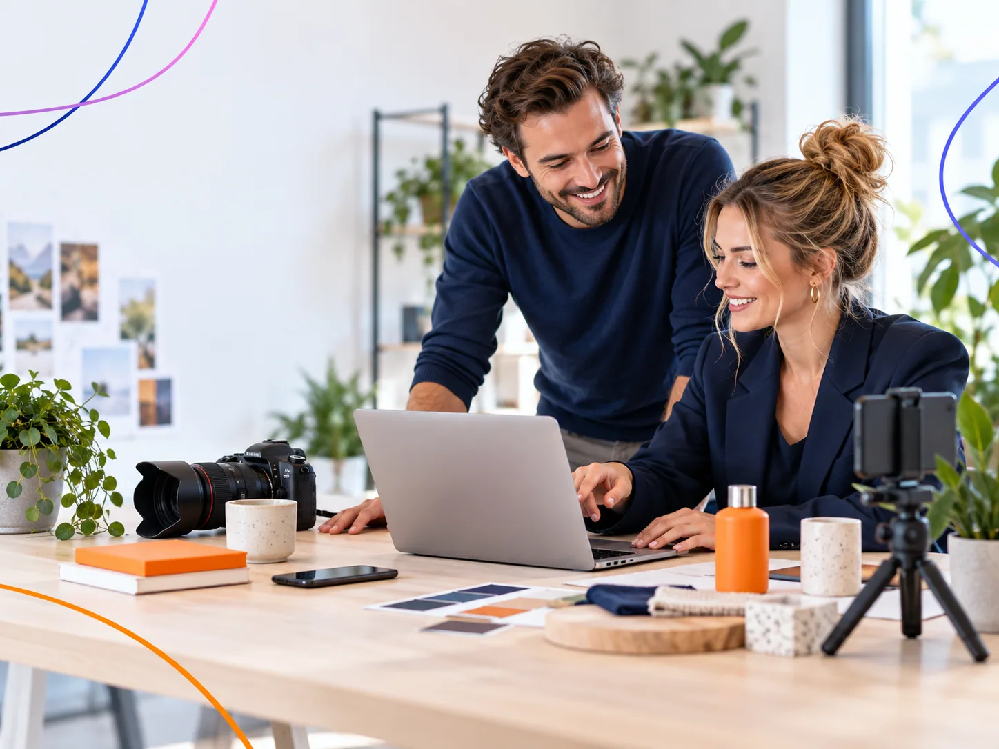 Ondernemer en contentspecialist werken samen aan socialmediacontent.